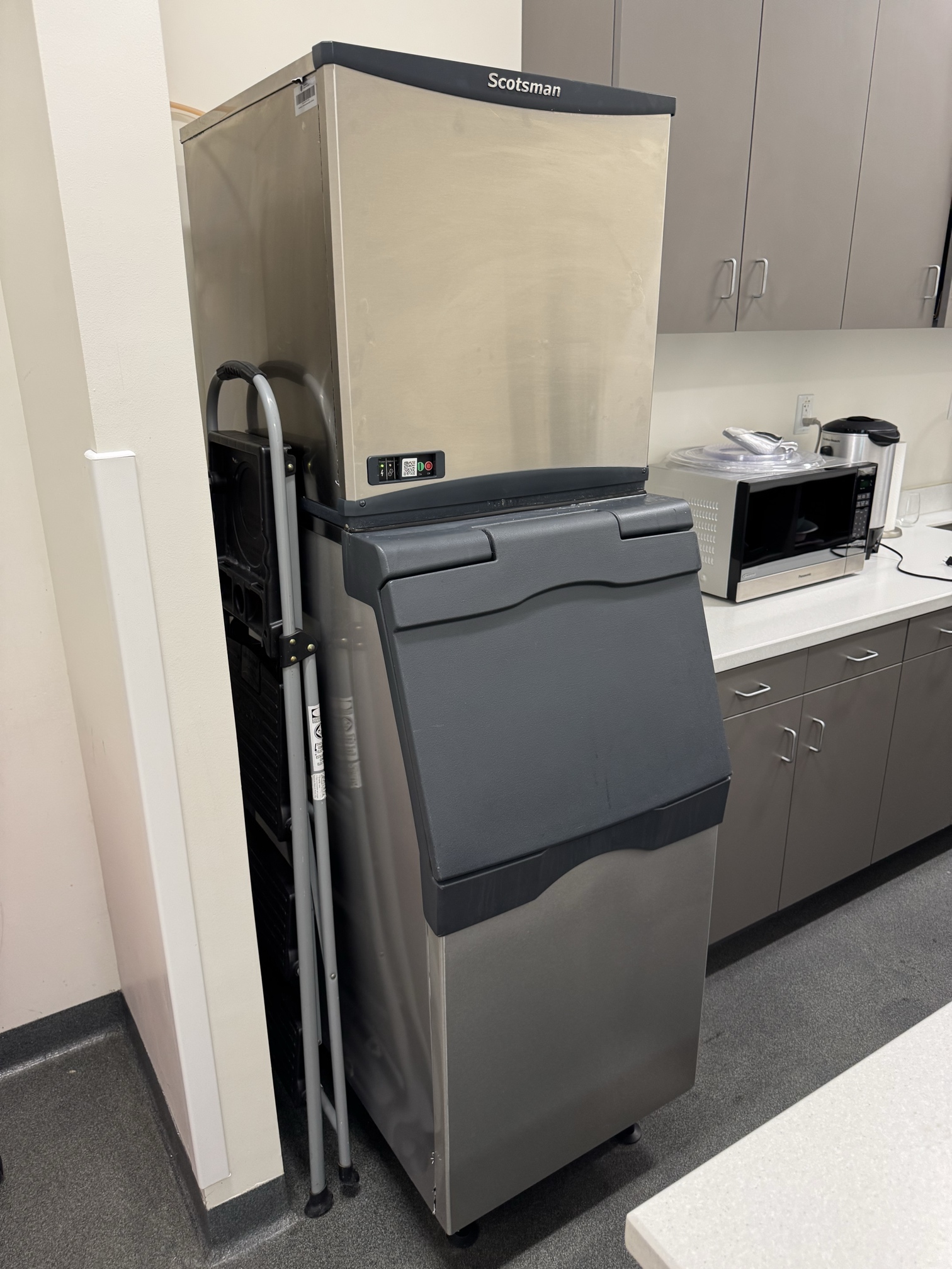 Scotsman modular cube ice machine and storage bin like the C0522MW-1E