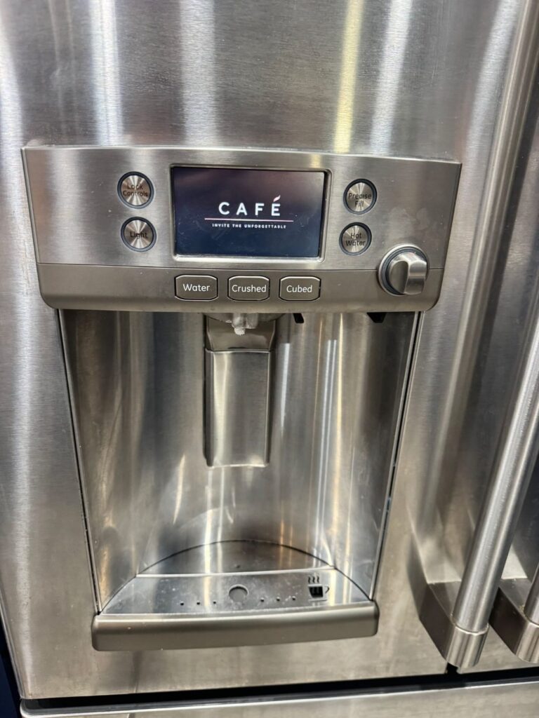 Café refrigerator water and ice dispenser